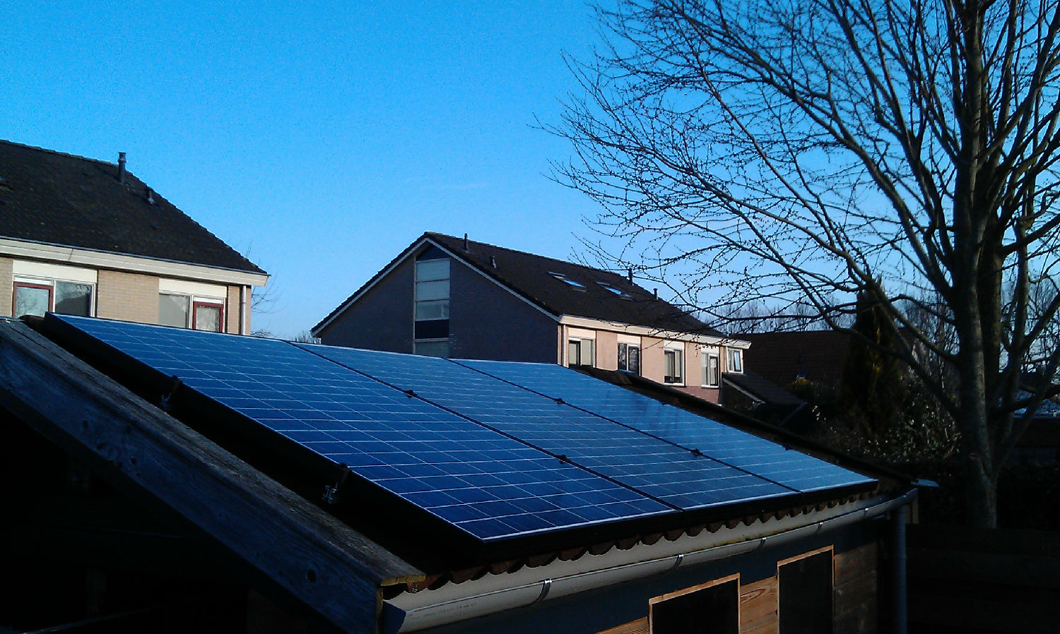 只有静静流淌的光与电