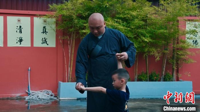 以武术为媒介架起中柬友谊桥：柬埔寨少林寺文