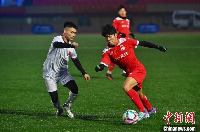 凭祥中越友谊杯：雨中切磋球技增进两国足球友