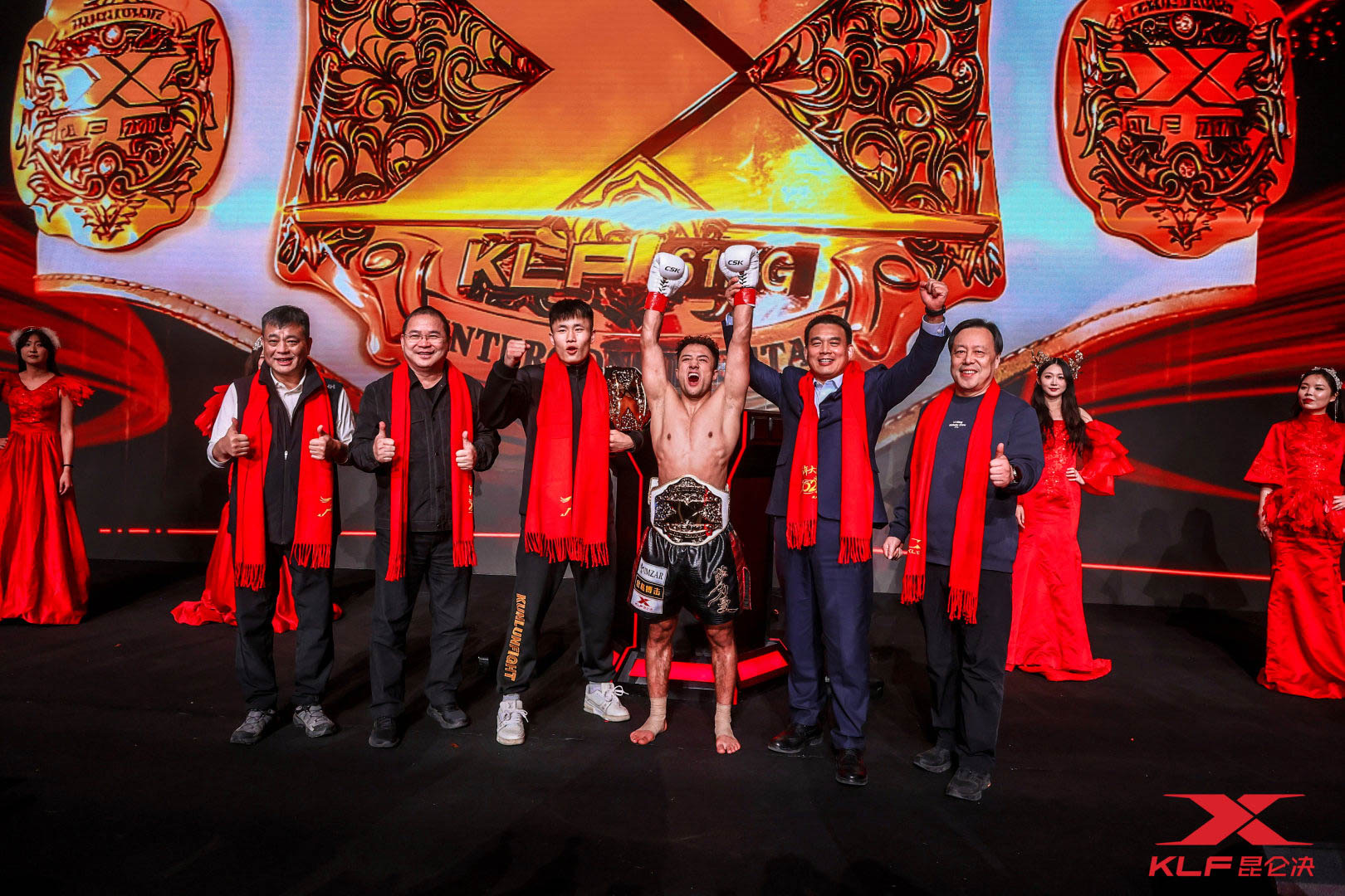 中国拳手萨力曼首夺昆仑决61公斤级金腰带