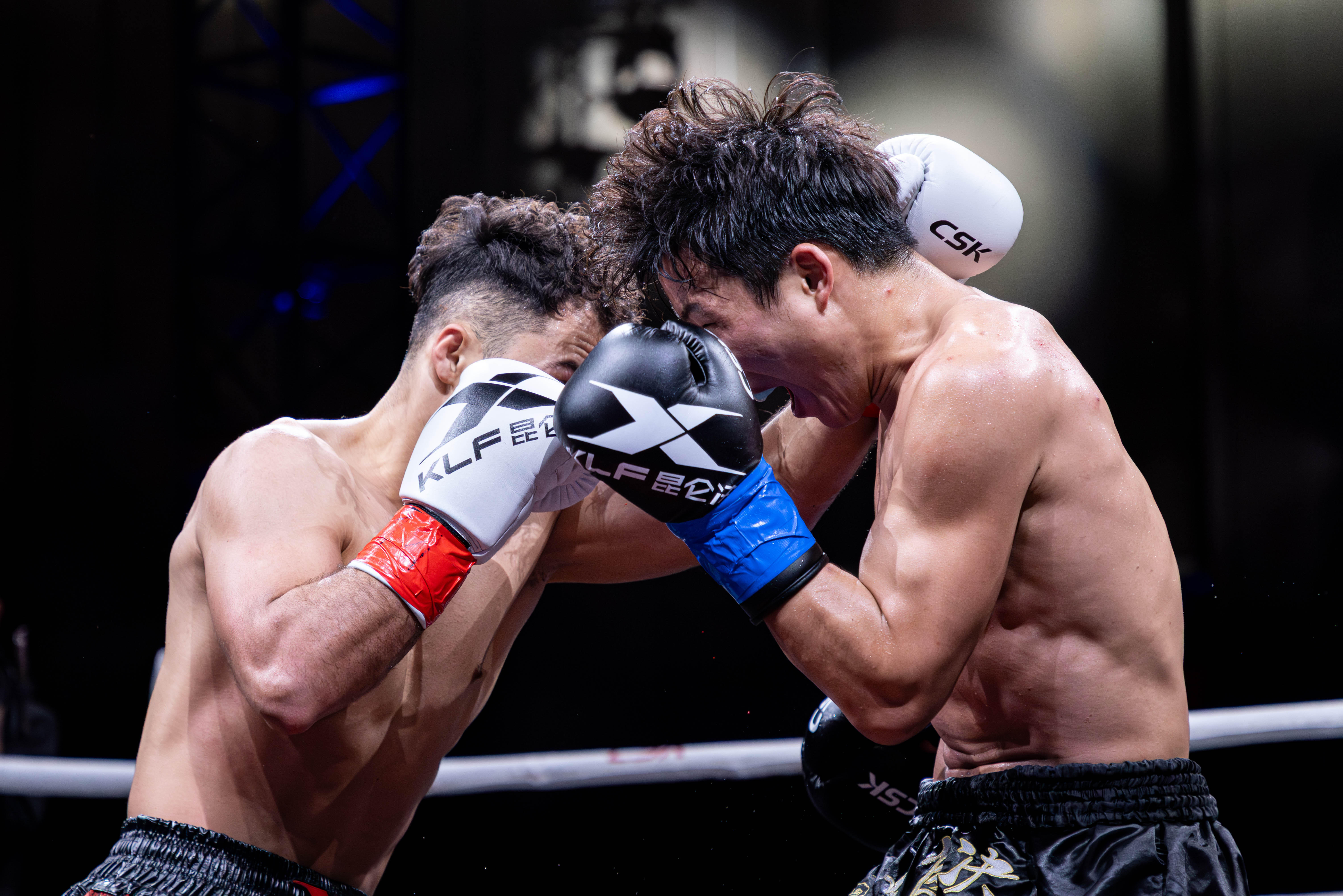 中国拳手萨力曼首夺昆仑决61公斤级金腰带