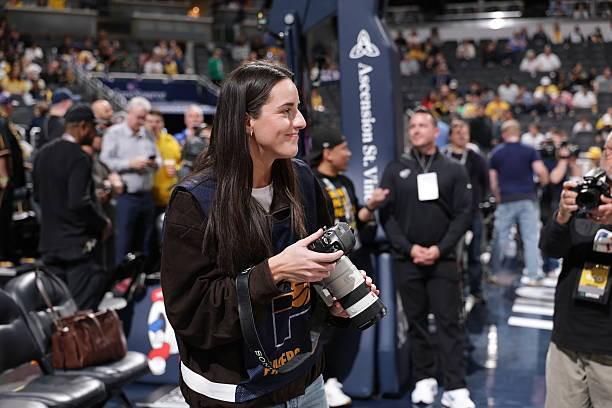 WNBA球星克拉克化身摄影记者现身步行者主场见证