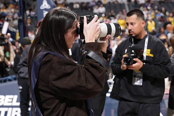 WNBA球星克拉克化身摄影记者现身步行者主场见证