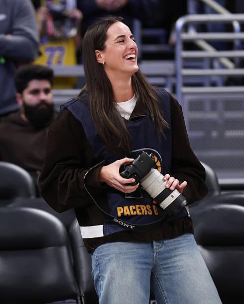 WNBA球星克拉克化身摄影记者现身步行者主场见证