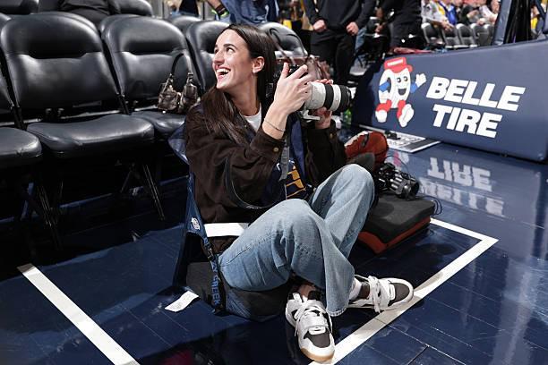 WNBA球星克拉克化身摄影记者现身步行者主场见证