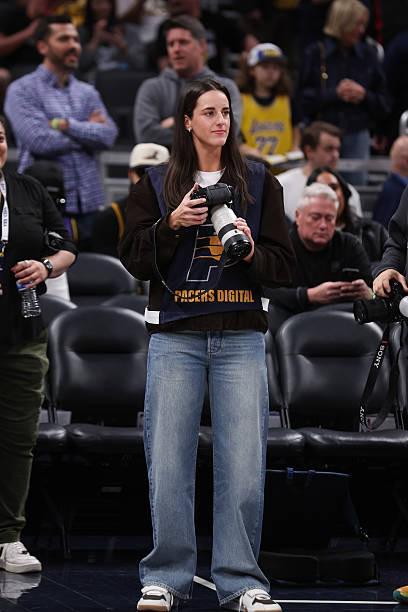 WNBA球星克拉克化身摄影记者现身步行者主场见证