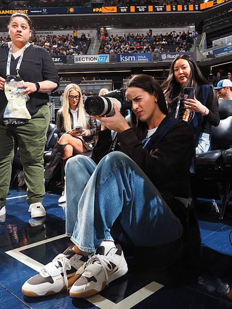 WNBA球星克拉克化身摄影记者现身步行者主场见证