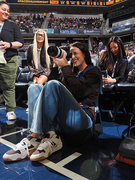 WNBA球星克拉克化身摄影记者现身步行者主场见证