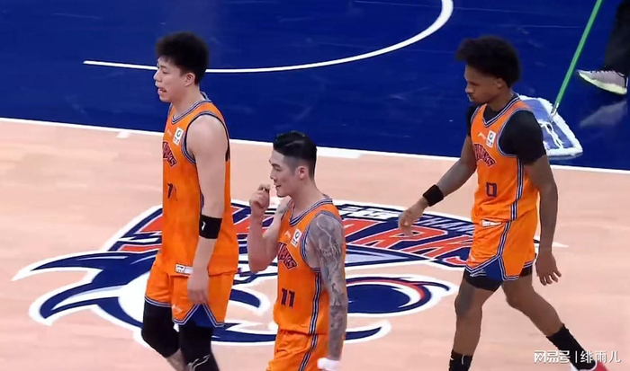 上海男篮力克天津豪取15连胜 洛夫顿与教练内讧