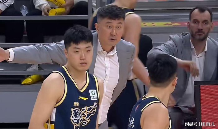 上海男篮力克天津豪取15连胜 洛夫顿与教练内讧