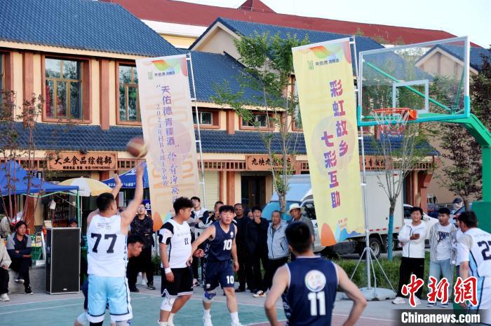 青海赛区2024年村BA球王争霸赛揭幕，篮坛名宿郑